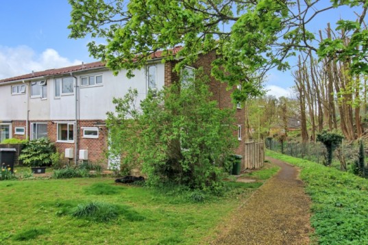 4 Woodlands Court, Alton, Hampshire, GU34 1RN, UK
