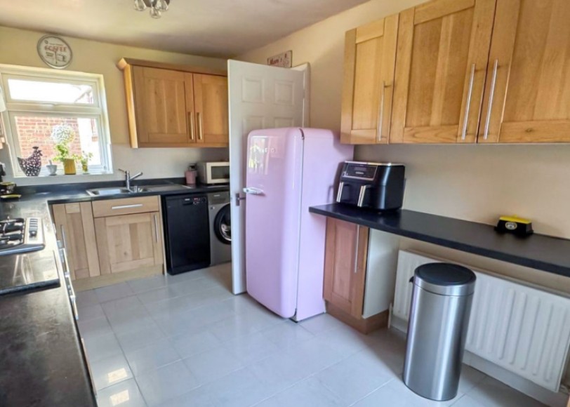 25 Montrose Close, Whitehill, Bordon, Hampshire, GU35 9RG, UK